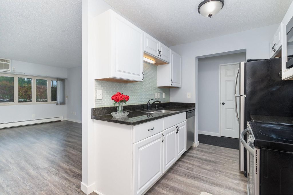 4351 Parklawn Avenue 7E, Edina, MN 55435