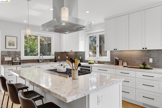 244 244 Cross Rd, Oakland, CA 94618