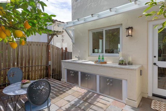 244 244 Cross Rd, Oakland, CA 94618