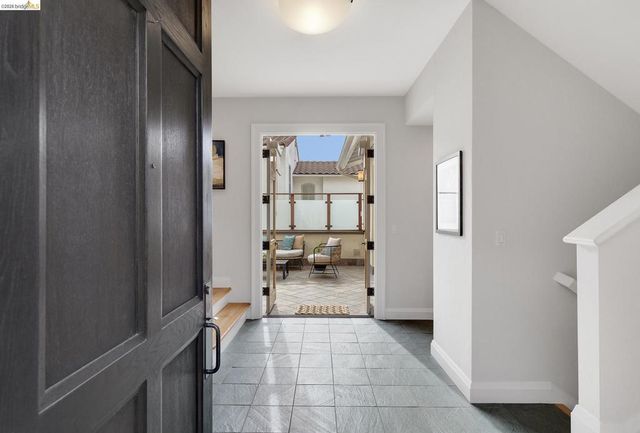 244 244 Cross Rd, Oakland, CA 94618