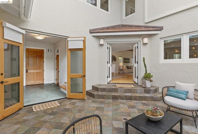 244 244 Cross Rd, Oakland, CA 94618