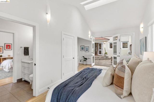 244 244 Cross Rd, Oakland, CA 94618