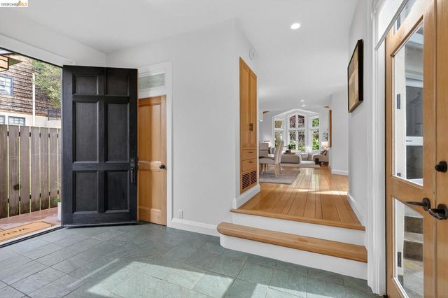 244 244 Cross Rd, Oakland, CA 94618