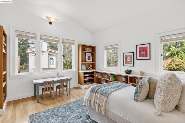 244 244 Cross Rd, Oakland, CA 94618