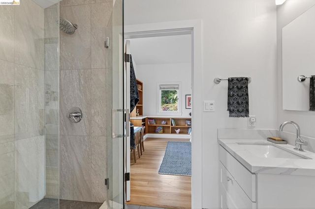 244 244 Cross Rd, Oakland, CA 94618