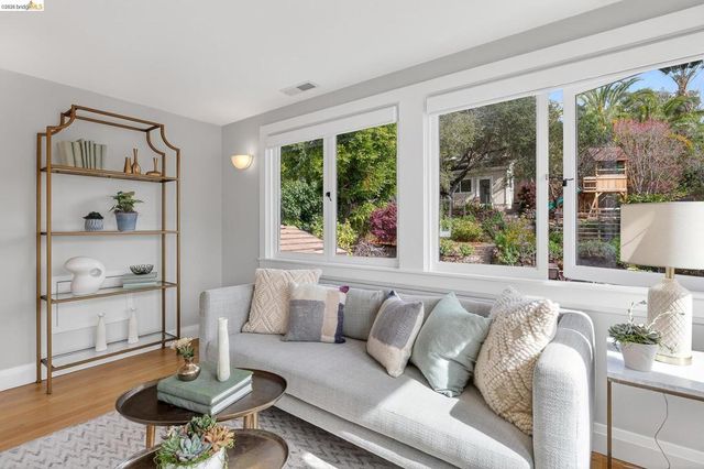 244 244 Cross Rd, Oakland, CA 94618