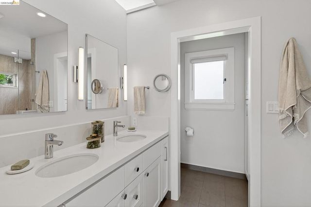 244 244 Cross Rd, Oakland, CA 94618