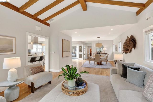 244 244 Cross Rd, Oakland, CA 94618