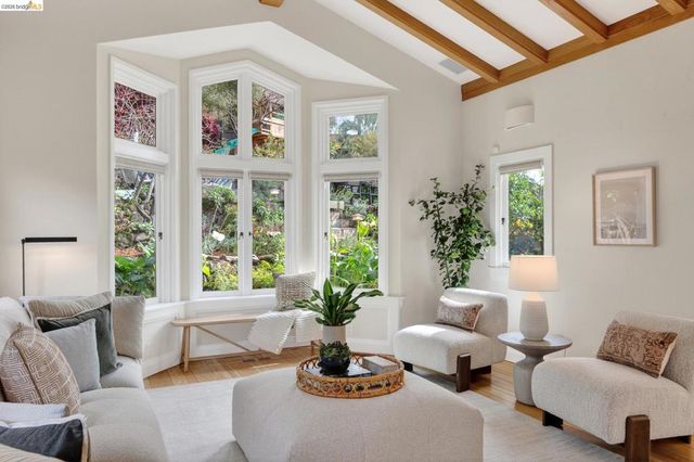 244 244 Cross Rd, Oakland, CA 94618