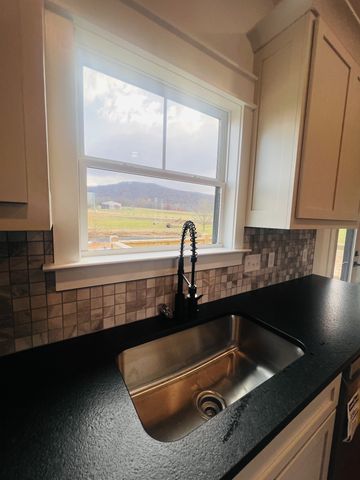 1769 Viola Rd, Mcminnville, TN 37110