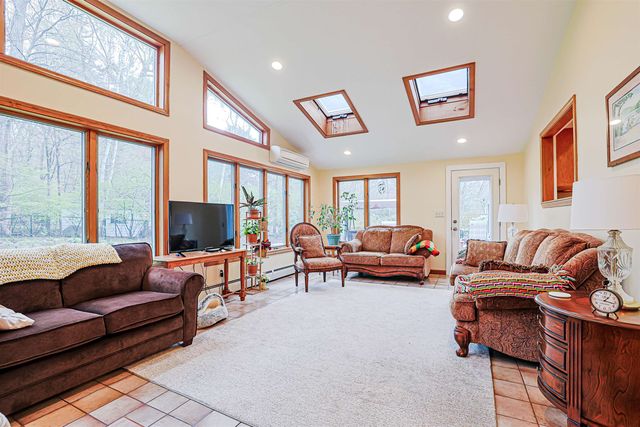 16 Marlowe Road, Nashua, NH 03062