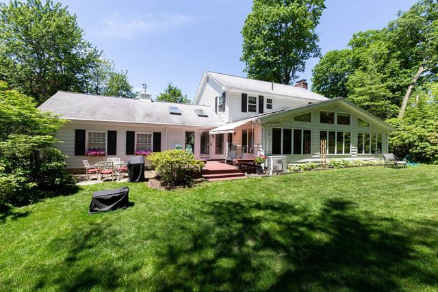 16 Marlowe Road, Nashua, NH 03062
