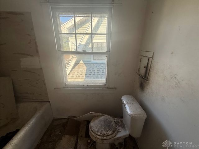 104 E Beechwood Avenue, Dayton, OH 45405