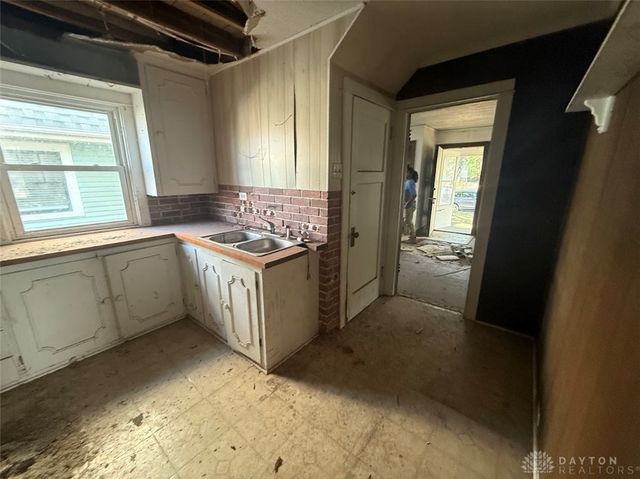 104 E Beechwood Avenue, Dayton, OH 45405