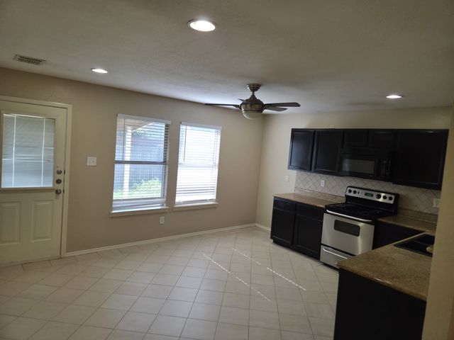8704 Hunters Creek Drive, Fort Worth, TX 76123