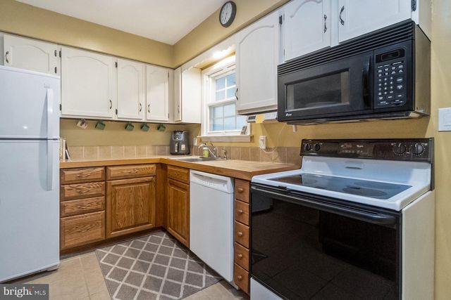 2275 IRMA DR, Allentown, PA 18109