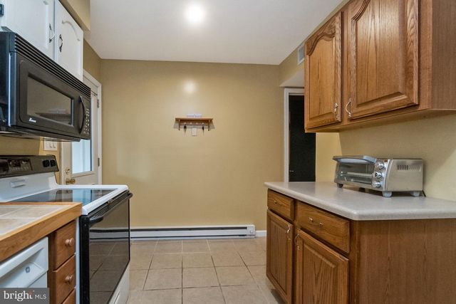 2275 IRMA DR, Allentown, PA 18109