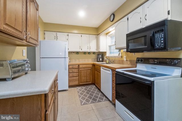 2275 IRMA DR, Allentown, PA 18109