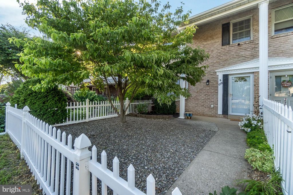 2275 IRMA DR, Allentown, PA 18109