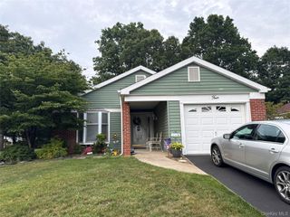 4 Lamont Court, Ridge, NY 11961
