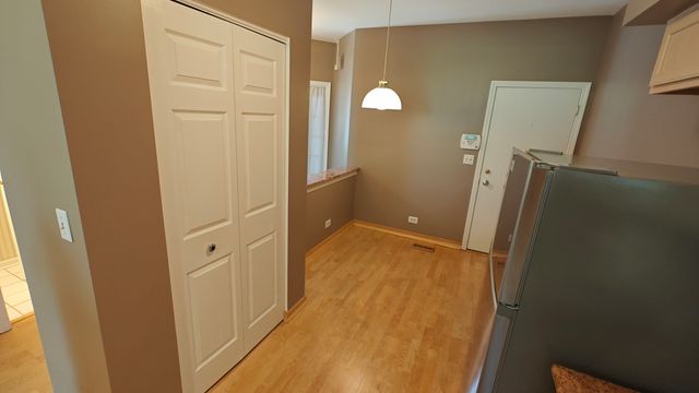 1052 Hinswood Drive, Darien, IL 60561