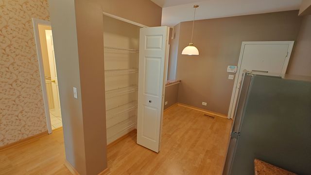 1052 Hinswood Drive, Darien, IL 60561