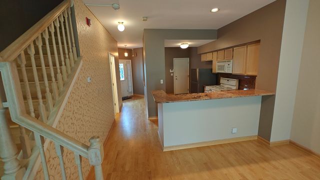 1052 Hinswood Drive, Darien, IL 60561
