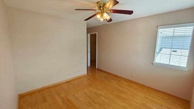 1052 Hinswood Drive, Darien, IL 60561