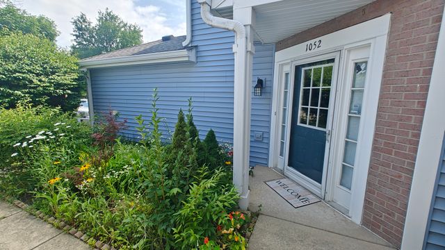 1052 Hinswood Drive, Darien, IL 60561