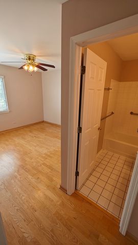 1052 Hinswood Drive, Darien, IL 60561