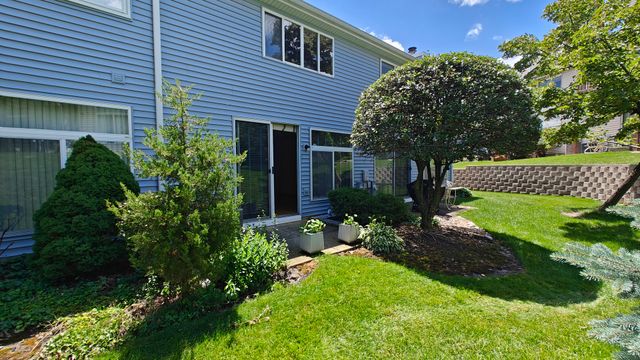 1052 Hinswood Drive, Darien, IL 60561