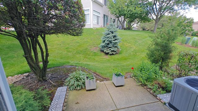 1052 Hinswood Drive, Darien, IL 60561