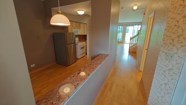 1052 Hinswood Drive, Darien, IL 60561
