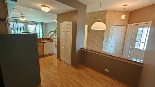 1052 Hinswood Drive, Darien, IL 60561