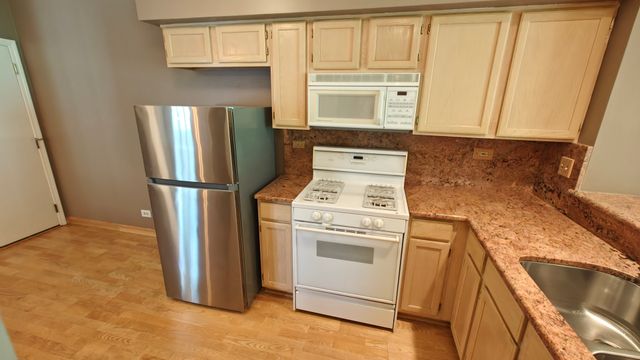1052 Hinswood Drive, Darien, IL 60561