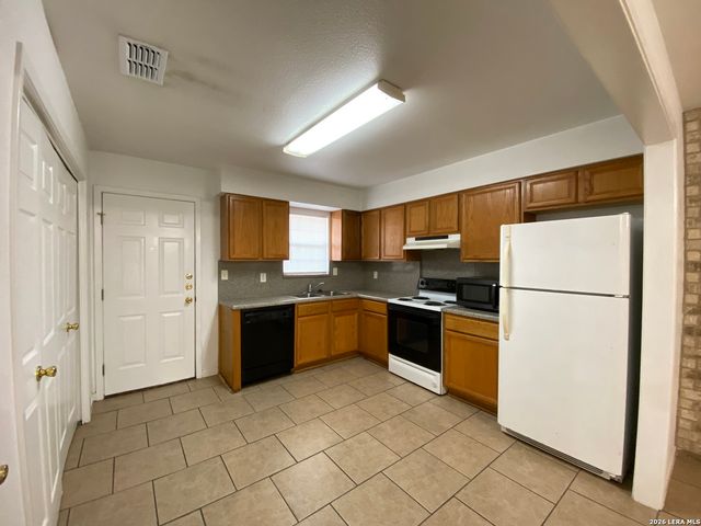 1207 & 1209 W GOODWIN ST, Pleasanton, TX 78064