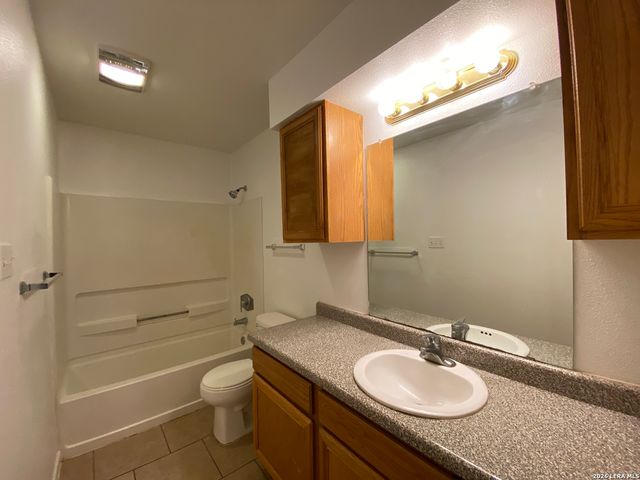 1207 & 1209 W GOODWIN ST, Pleasanton, TX 78064