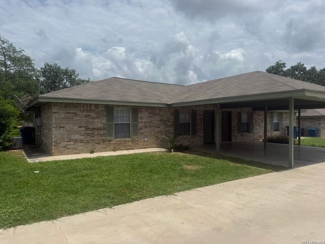 1207 & 1209 W GOODWIN ST, Pleasanton, TX 78064
