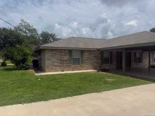 1207 & 1209 W GOODWIN ST, Pleasanton, TX 78064