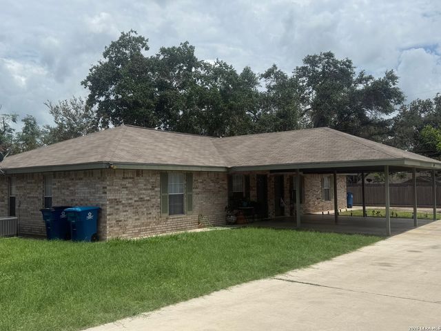 1207 & 1209 W GOODWIN ST, Pleasanton, TX 78064