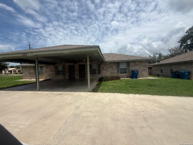 1207 & 1209 W GOODWIN ST, Pleasanton, TX 78064