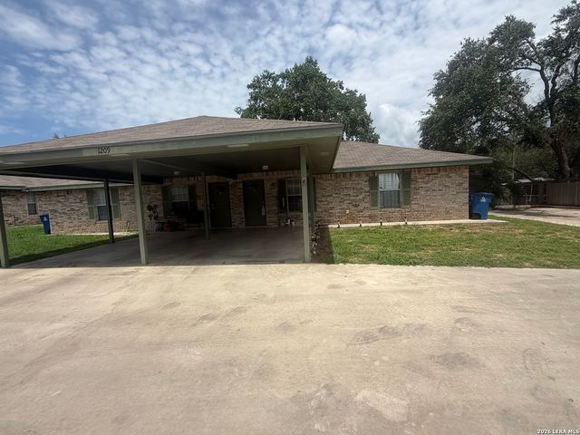 1207 & 1209 W GOODWIN ST, Pleasanton, TX 78064