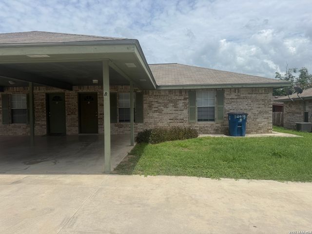 1207 & 1209 W GOODWIN ST, Pleasanton, TX 78064
