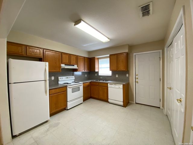 1207 & 1209 W GOODWIN ST, Pleasanton, TX 78064