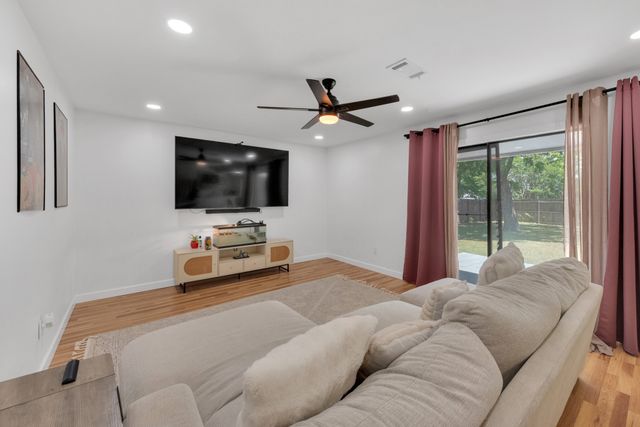 821 Lovers Lane, Grapevine, TX 76051