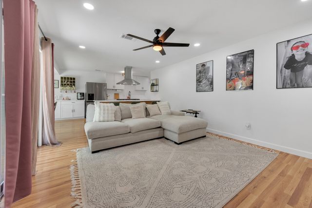821 Lovers Lane, Grapevine, TX 76051