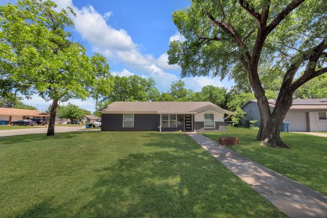 821 Lovers Lane, Grapevine, TX 76051