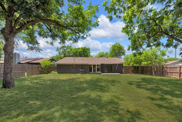 821 Lovers Lane, Grapevine, TX 76051