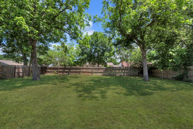 821 Lovers Lane, Grapevine, TX 76051