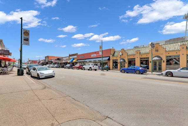 821 Lovers Lane, Grapevine, TX 76051